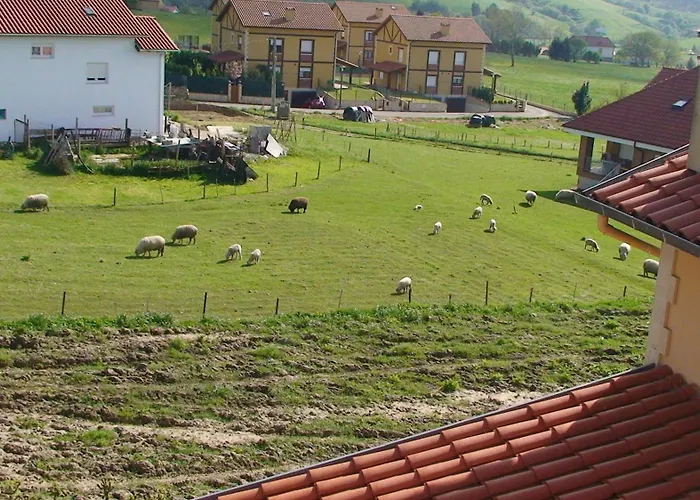 Tres Mentiras De Santillana Del Mar Viveda
