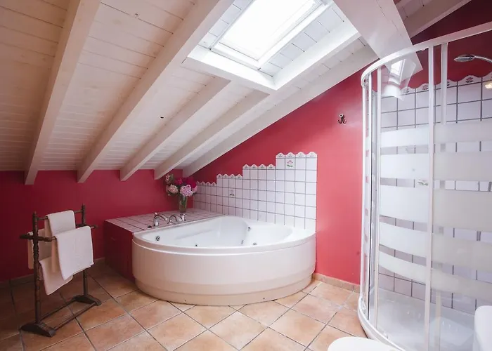 Posada Las Tres Mentiras De Santillana Del Mar Inn Viveda